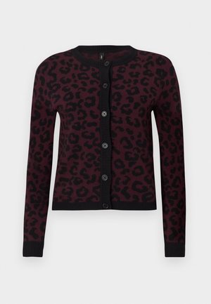 Cardigan bordeaux con stampa leopardata nera, maniche a costine, scollo rotondo e sei bottoni neri sul davanti. Materiale in maglia morbida.