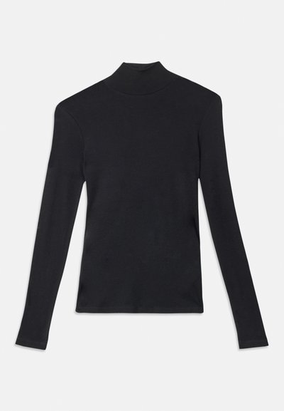 Haut noir à manches longues et col roulé, fabriqué en tissu doux et extensible ; design ajusté avec un col haut et une construction sans coutures.