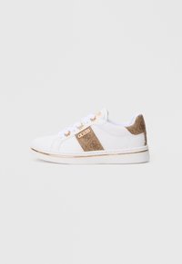 Sneakers bianche con un pannello marrone testurizzato con logo, dettagli dorati, lacci rotondi e suola in gomma. Silhouette atletica classica.