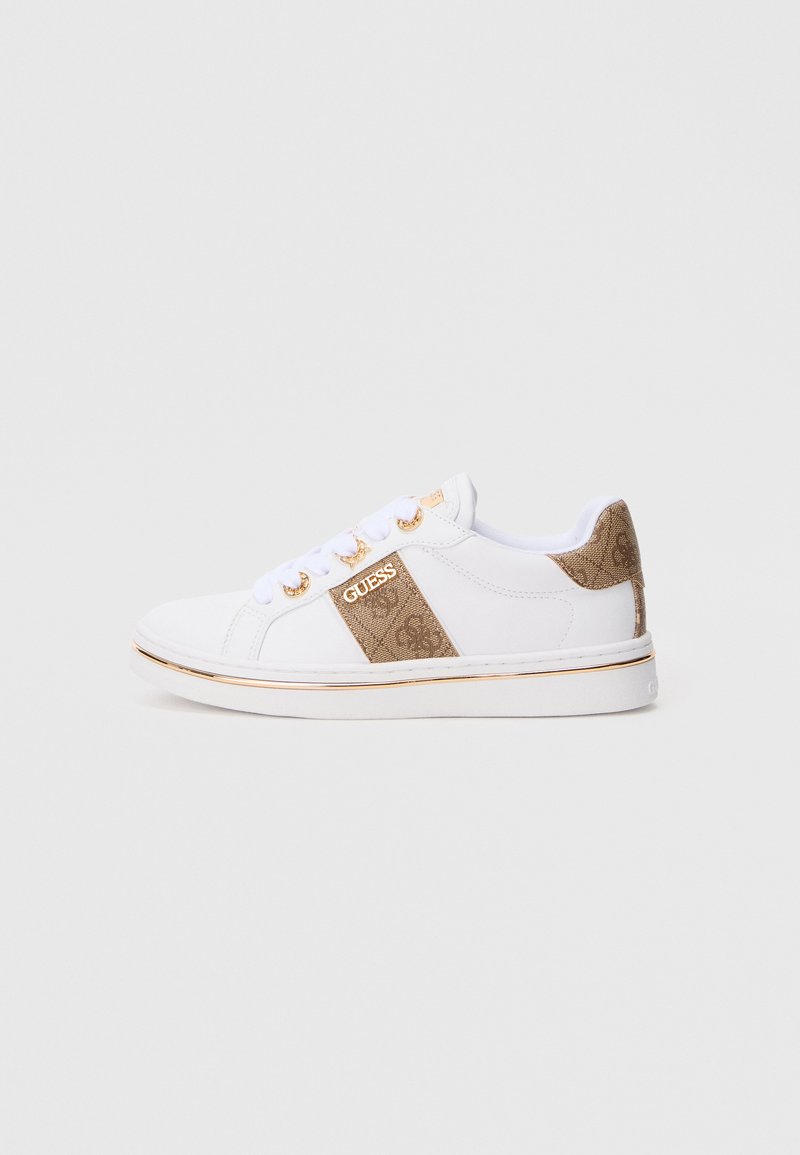 Sneakers bianche con un pannello marrone testurizzato con logo, dettagli dorati, lacci rotondi e suola in gomma. Silhouette atletica classica.