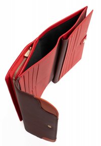 Portafoglio in pelle rossa con chiusura a zip, slot per carte multipli e un accento testurizzato marrone scuro. Interno foderato in tessuto nero.