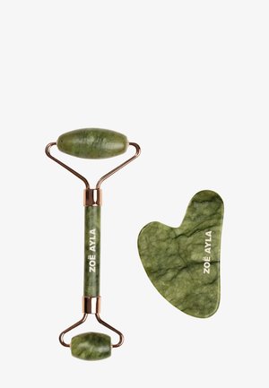 Rouleau facial en jade vert et pierre gua sha avec poignées en cuivre, tous deux gravés du nom de la marque « ZOË AYLA ».