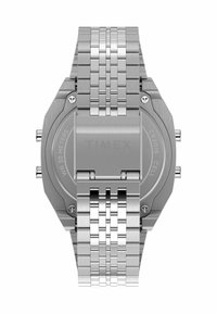 Sølv rustfrit stålkædeur med en oktagonal urskive, metalarmbånd og graveringer. Vandafvisende op til 30 meter.