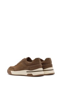 Sneaker in pelle marrone con una superficie liscia, dotate di una suola intermedia bianca e dettagli di cucitura a contrasto lungo i lati e intorno al tallone.