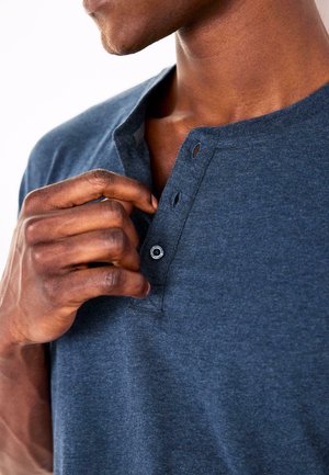 Chelsea Peers, ROUND NECK HENLEY SET - Pyjama set - dark blue