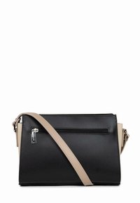 Zwarte en beige crossbody tas met een leren afwerking, voorzien van een voorzak met rits en een verstelbare schouderband. Geometrisch, gestructureerd ontwerp.