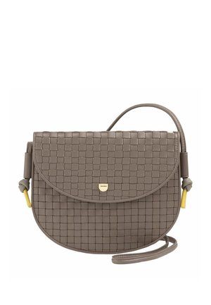Sac bandoulière en cuir tressé taupe avec fermeture à rabat incurvée, fermoir logo doré, détails noués sur les côtés et sangle réglable.