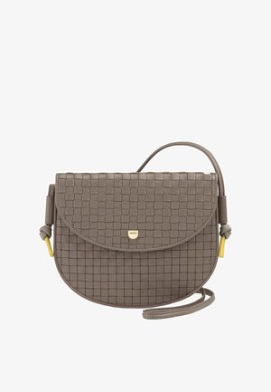 Sac bandoulière en cuir tressé taupe avec fermeture à rabat incurvée, fermoir logo doré, détails noués sur les côtés et sangle réglable.