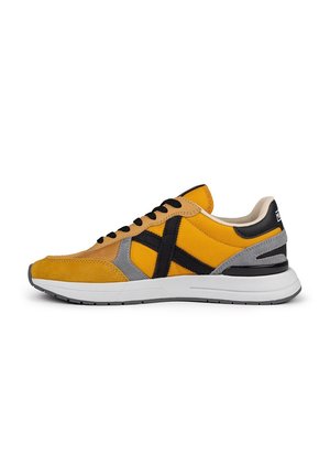 Sneaker da uomo realizzato in un mix di tessuto giallo e suede, con accenti neri e grigi. Punta arrotondata, chiusura con lacci e suola in gomma spessa.