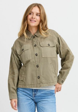 Veste en coton vert olive avec deux poches poitrine, fermeture à boutons et broderie décorative sur les manches. Conception courte avec une coupe décontractée.