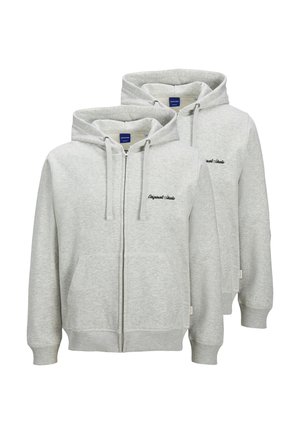 Hoodies gris zippés avec double poche, poignets côtelés et texte brodé. Le tissu est doux et texturé, avec une coupe décontractée.