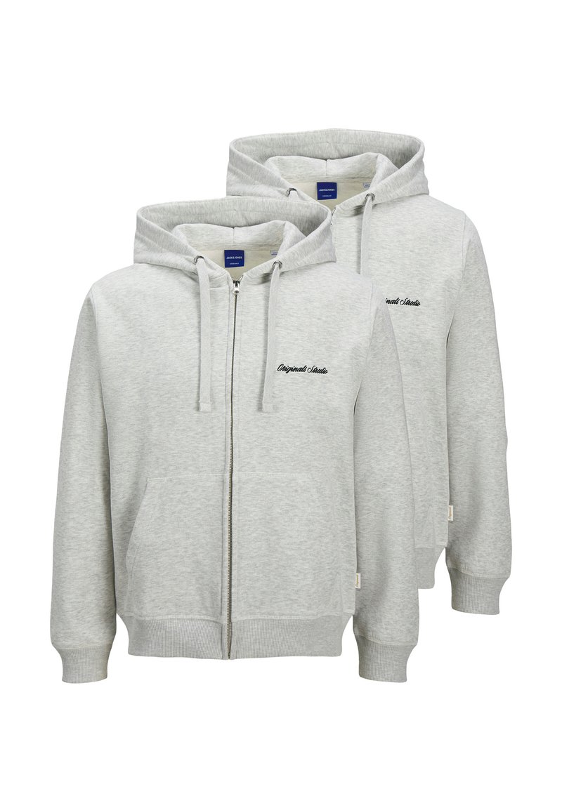 Hoodies gris zippés avec double poche, poignets côtelés et texte brodé. Le tissu est doux et texturé, avec une coupe décontractée.