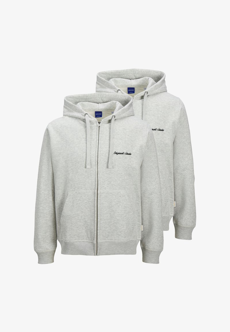 Hoodies gris zippés avec double poche, poignets côtelés et texte brodé. Le tissu est doux et texturé, avec une coupe décontractée.