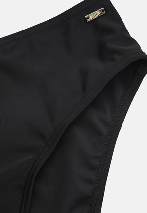 Schwarze Bikini-Hose mit glatter Textur, elastischem Bund und einem kleinen metallischen Akzent. Die Nähte sind entlang der Kanten sichtbar.