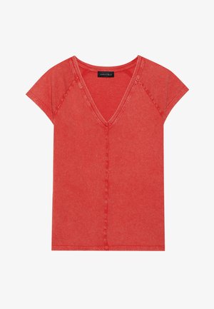 Crvena T-maica s V-izrezom izrađena od mekog materijala, s kratkim kap sleeves, vidljivim šavovima i ležernim krojem.