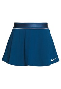 Modrá plisovaná sportovní sukně z žebrované tkaniny má hladký pas a bílý logo Nike na lemu.