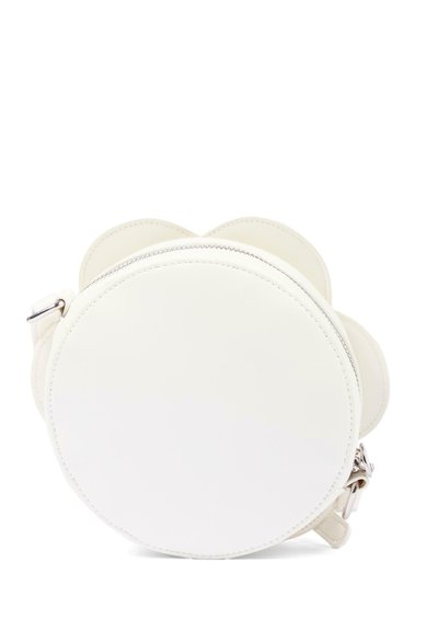Okrągła biała skórzana torebka na ramię z falistymi krawędziami i zamkiem błyskawicznym na białym tle.