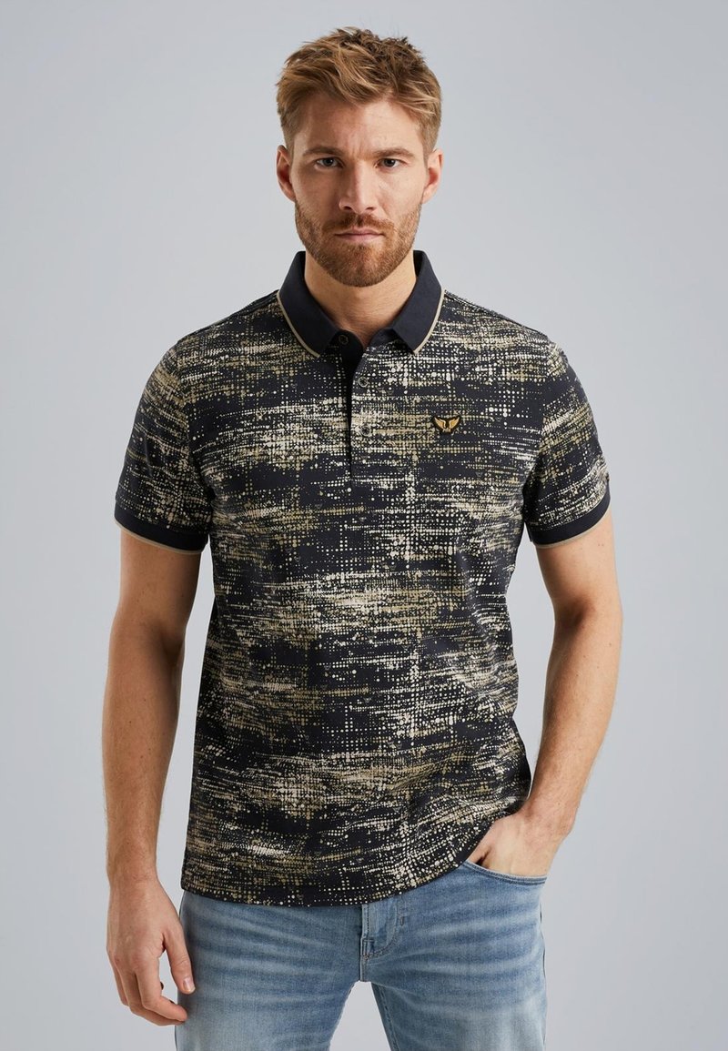 Polo shirt met korte mouwen in zwart en beige, met een gestructureerd patroon. Het heeft een marineblauwe kraag en een klein logo op de borst.