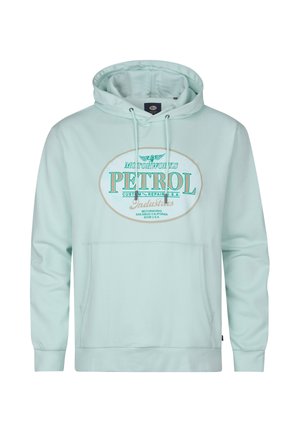 Sweat à capuche bleu clair en coton, doté d'une poche frontale, d'une capuche ajustable avec cordon de serrage, et d'un logo imprimé "PETROL" en vert foncé.