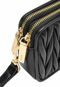 Czarna pikowana skórzana torba z złotym zamkiem błyskawicznym i okuciami, prostokątny kształt oraz odpinany pasek o polerowanym wykończeniu.