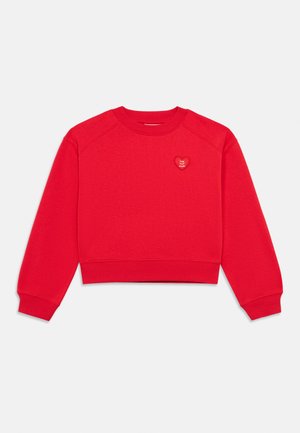 Sweatshirt cropped vermelho em algodão macio, com punhos e decote canelados, apresentando um emblema de coração bordado no peito.
