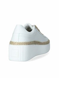 Sneaker bianco con tomaia in pelle liscia, lacci marrone chiaro e suola platform bianca testurizzata con un accento in juta intrecciata.