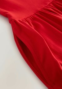 DROP WAIST BANDEAU LENGTH - Žerzejové šaty - red