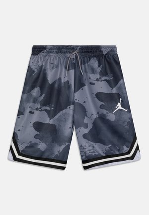 Tmavě šedé a černé maskáčové basketbalové šortky s elastickým pasem, šňůrkou, bílým logem Jumpman a černo-bílým proužkovaným lemem.