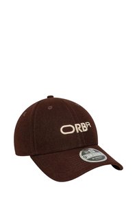 Brązowa czapka z miękkiego materiału z haftowanym logo "ORBA" w kremowym kolorze. Strukturalny, zakrzywiony daszek oraz sześć otworów wentylacyjnych dla zapewnienia oddychalności.