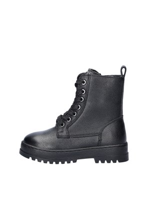 Zwarte leren enkelboot met een gestructureerde afwerking, vetersluiting aan de voorkant, ronde neus en chunky rubberen zool. Beschikt over een lus aan de achterkant voor gemakkelijke aan- en uittrekken.
