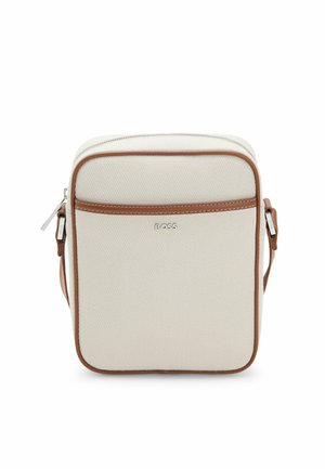Kompaktowa beżowa torebka na ramię z brązowym obszyciem, przednią kieszenią, srebrnym zamkiem błyskawicznym i logo "BOSS" umieszczonym na środku przodu.