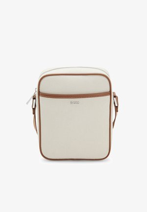 Kompaktowa beżowa torebka na ramię z brązowym obszyciem, przednią kieszenią, srebrnym zamkiem błyskawicznym i logo "BOSS" umieszczonym na środku przodu.