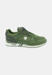 Scarpa sportiva verde con tomaia in rete e suede, intersuola bianca maculata, accenti a strisce contrastanti e lacci neri.
