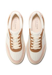 Vita lädersneakers med tan mockadetaljer, rosa accenter, rund tå och vita snören. Har perforerat tåparti och mjukt foder.