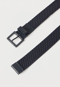 Ζωνάρι από υφασμάτινο ύφασμα ναυτικού μπλε χρώματος με τετράγωνη ματ μαύρη αγκράφα και δερμάτινες λεπτομέρειες και στις δύο άκρες.