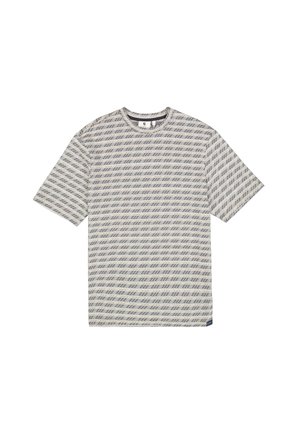 Camiseta de manga corta en gris claro con un patrón geométrico azul y azul marino, cuello redondo y tela suave. Corte regular y sin etiquetas visibles.