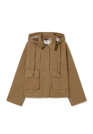 Chaqueta con capucha color marrón claro, con bolsillos con solapa delanteros, cierres de botones, cordones ajustables y forro interior a cuadros, extendida sobre fondo blanco.