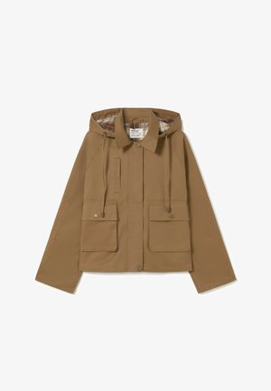 Chaqueta con capucha color marrón claro, con bolsillos con solapa delanteros, cierres de botones, cordones ajustables y forro interior a cuadros, extendida sobre fondo blanco.