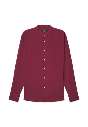 Langärmliges Hemd zum Knöpfen in Dunkelrot mit Stehkragen und weißen Knöpfen, flach auf weißem Hintergrund dargestellt.