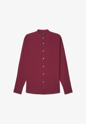 Langärmliges Hemd zum Knöpfen in Dunkelrot mit Stehkragen und weißen Knöpfen, flach auf weißem Hintergrund dargestellt.