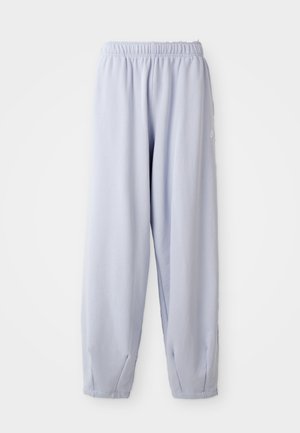 Pantaloni jogger color lavanda chiaro realizzati in tessuto morbido, con vita elasticizzata e caviglie arricciate. Presentano un logo discreto sul lato.
