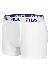 Boxer shorts blancs avec une ceinture logo Fila comportant des couleurs bleu, rouge et blanc, fabriqués à partir d'un tissu lisse et extensible.