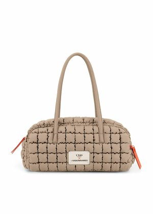 Beige doorgestikte handtas met twee lange hengsels, een rechthoekige vorm en oranje ritstrekkers aan beide uiteinden.
