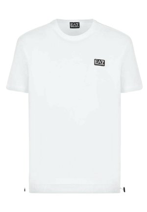 Hvid T-shirt med korte ærmer, rund hals og lille sort EA7 Emporio Armani logo-patch på venstre bryst og inde i kraven.