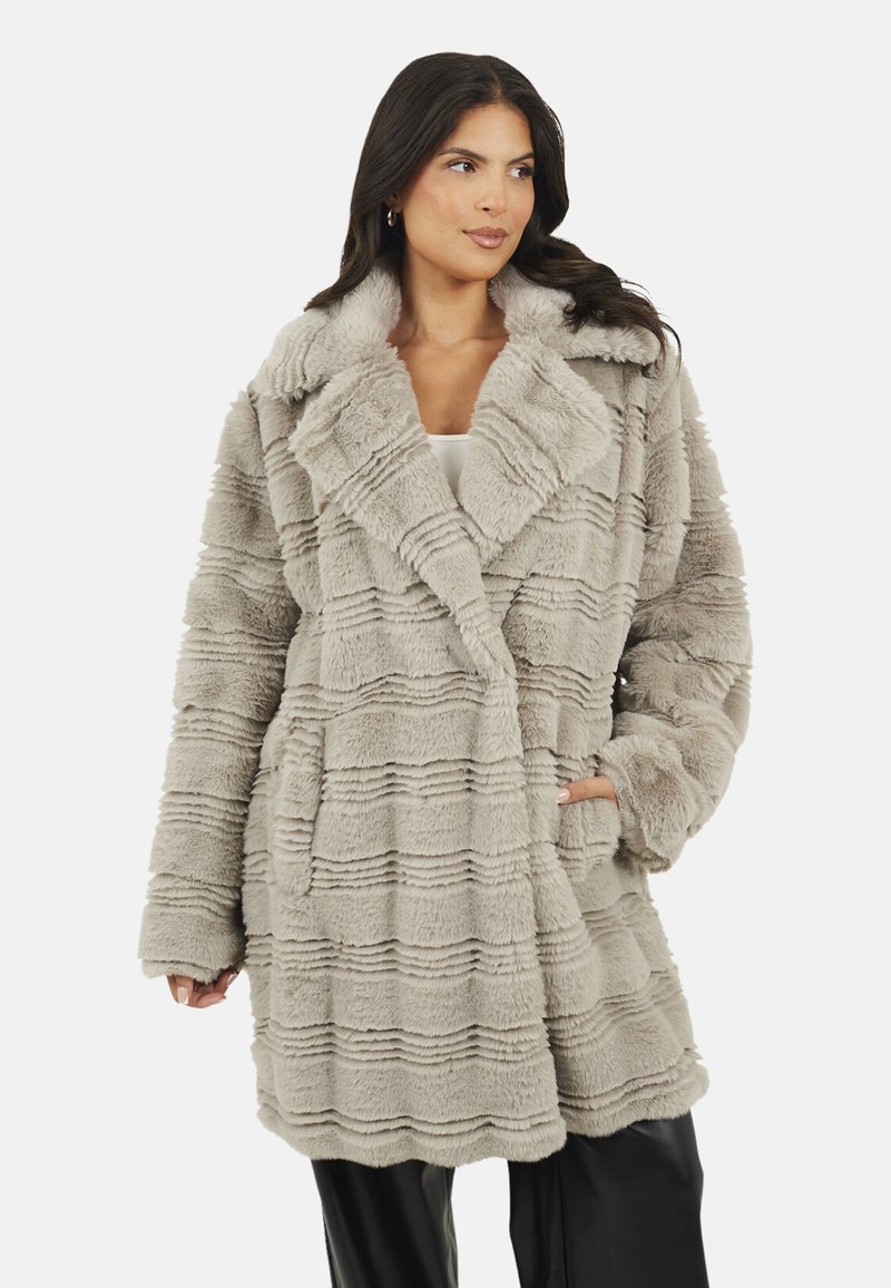 Sztuczny futerko w jasnoszarym kolorze, z teksturowanym, paskowanym wzorem, dużym kołnierzem, kieszeniami z przodu i luźnym krojem.