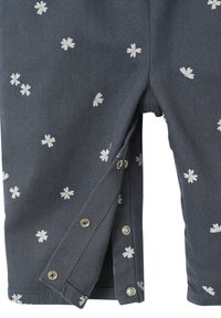 Dunkelgraue Babysocken mit weißem Gänseblümchenmuster, ausgestattet mit Druckknöpfen entlang des inneren Beins für einen einfachen Windelwechsel.