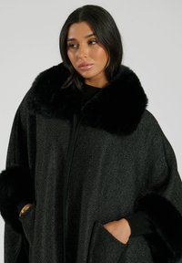 South Beach FAUX FUR PONCHO - Mantella - black