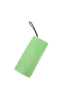 Pochette en nylon vert avec un cordon de serrage et le nom de la marque "WITTICHEN" imprimé en rose clair. Texture lisse, design compact pour la portabilité.