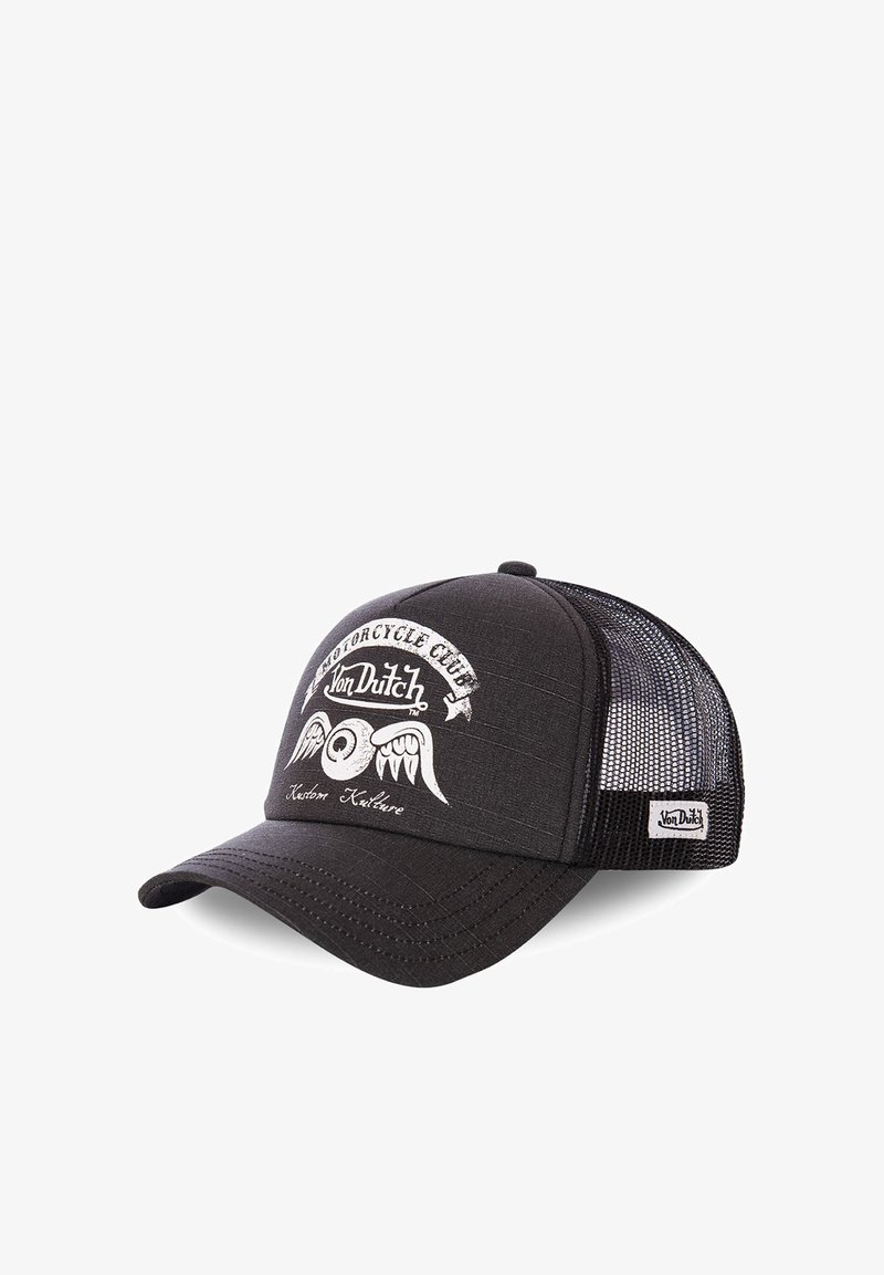 Juodas trucker kepurė su tekstūruotu audiniu, tinkliniu galvūgaliu ir baltu grafiniu atspaudu su sparnais bei užrašu priekyje. Prie šono esanti prekės etiketė.