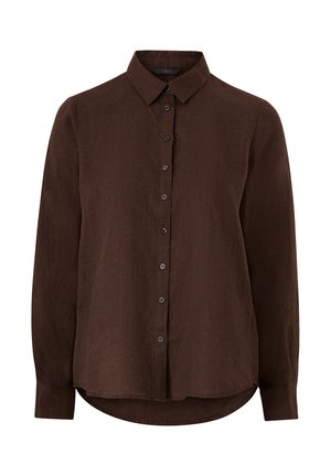 Camisa de manga larga color marrón oscuro con botones, cuello y dobladillo curvado, hecha de tela texturizada.